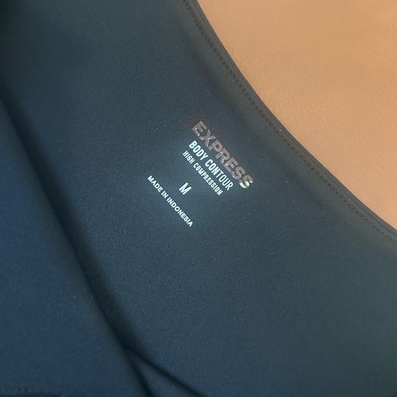 Express Body Contour High Compression Sweetheart Neckline Cropped Tank - Picture 5 of 5